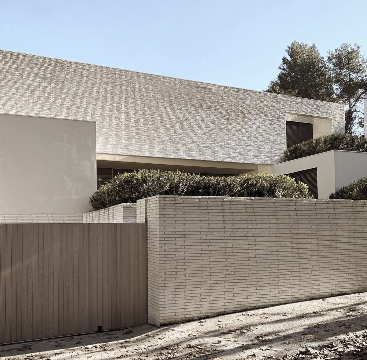 Gạch ốp tường ngoài trời cho tường cổng: ưu tiên bề mặt nhám/rock để chống trơn khi mưa.