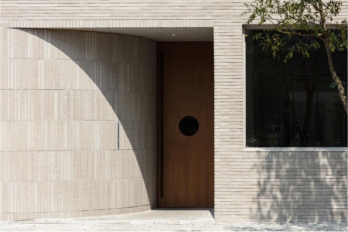 Gạch sáng + cửa gỗ: tổng thể ấm và tinh tế, không hề “lạnh”.