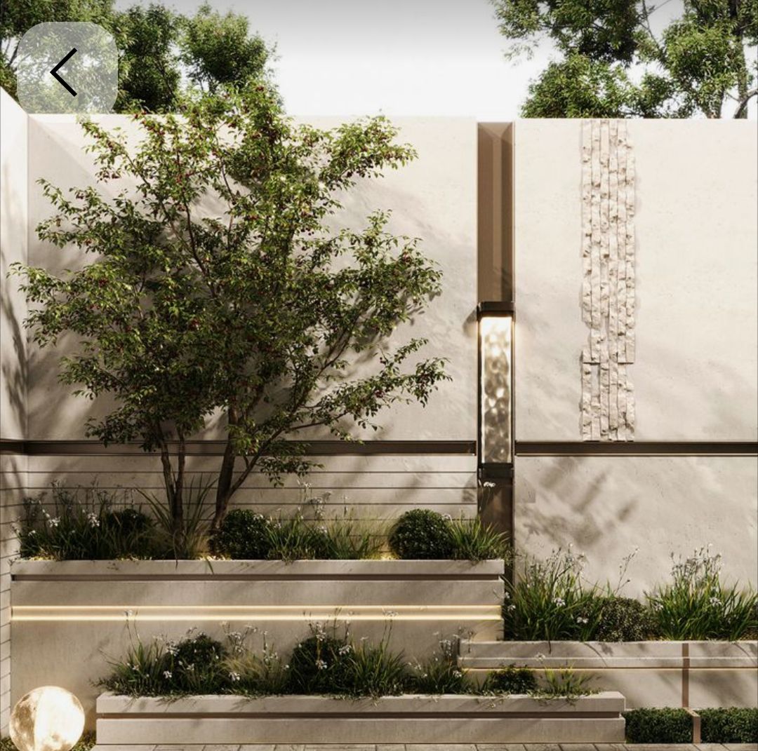 Gạch ốp tường ngoài trời tông sáng giúp mảng tường sân vườn “sạch – sang”, nổi bật tiểu cảnh và đèn hắt.