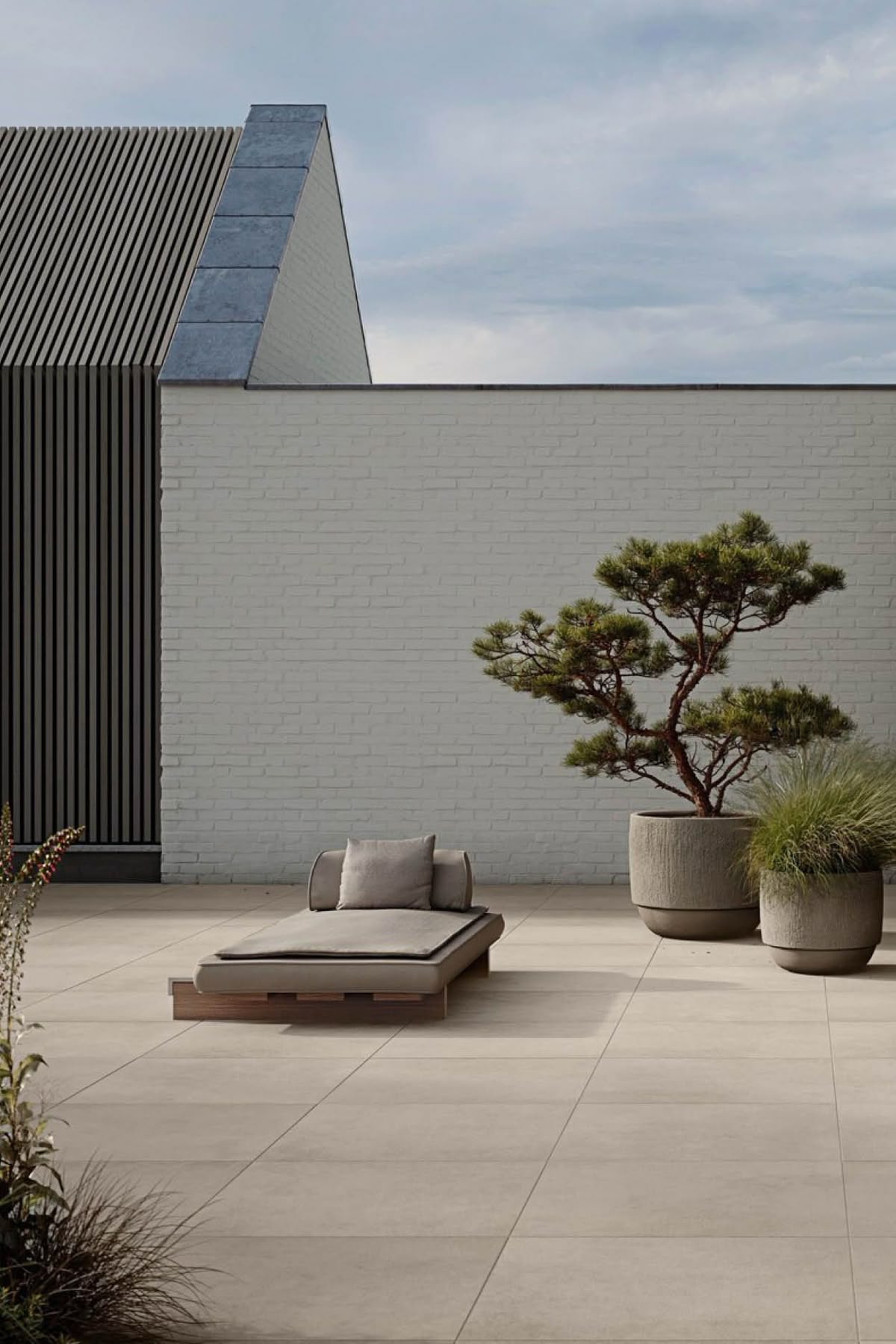 gạch thẻ/brick sáng màu giúp sân vườn thoáng, sáng và dễ phối cảnh quan.