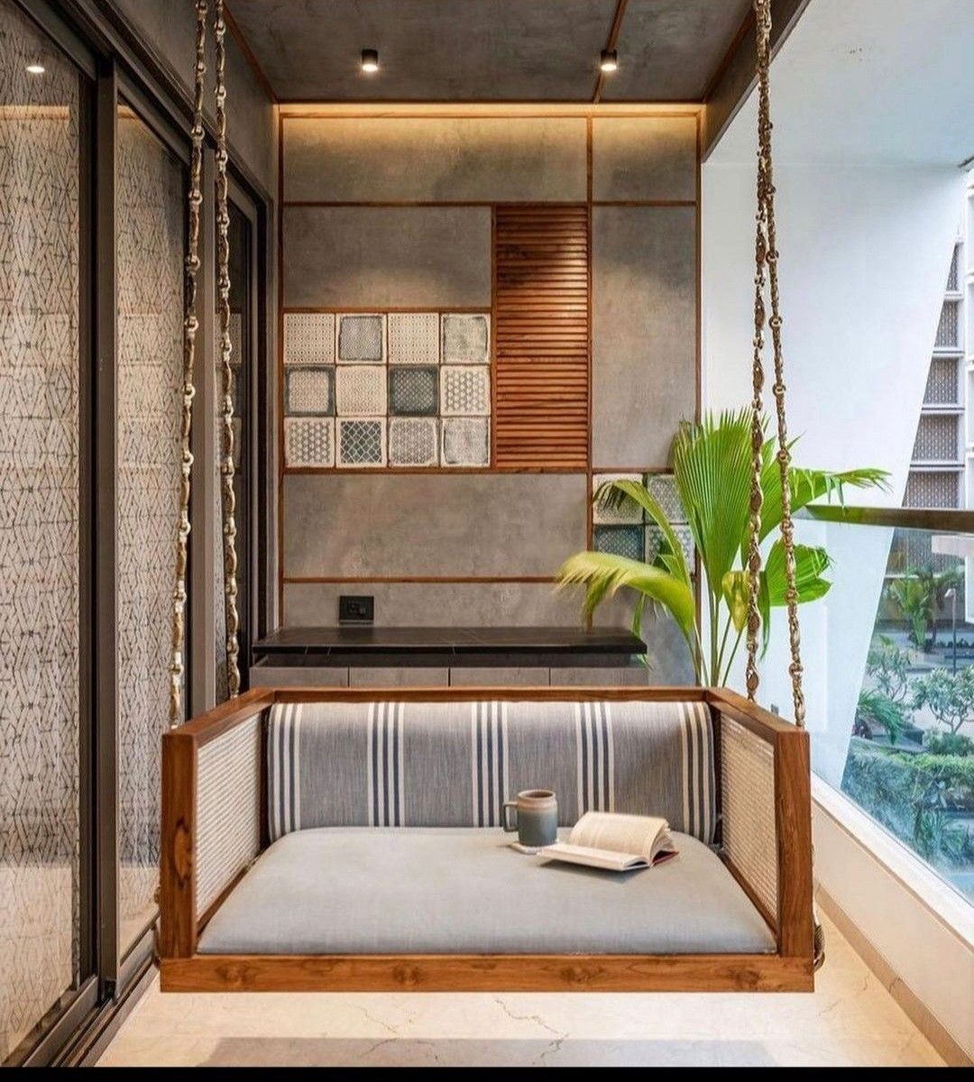 Gạch ốp tường ban công tông xi măng giúp không gian “mát mắt”, sạch gọn và bền màu ngoài nắng mưa.