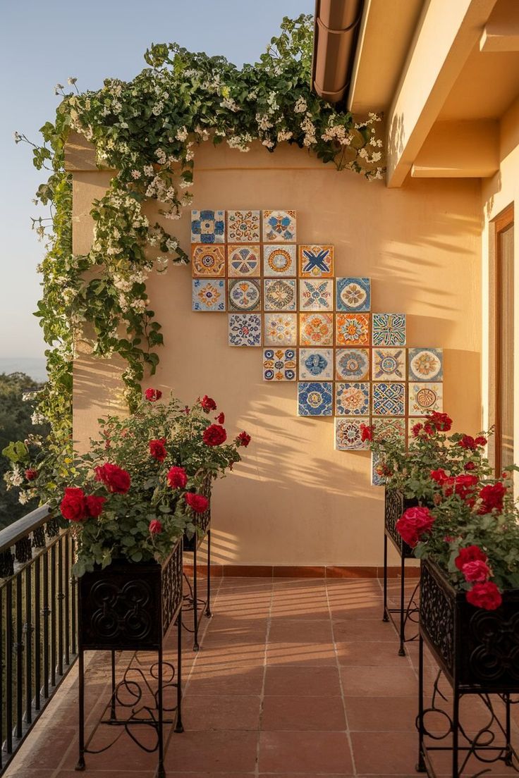 Mảng gạch bông/mosaic trang trí ngoài trời biến ban công thành góc chill nổi bật, không lo ẩm mốc.