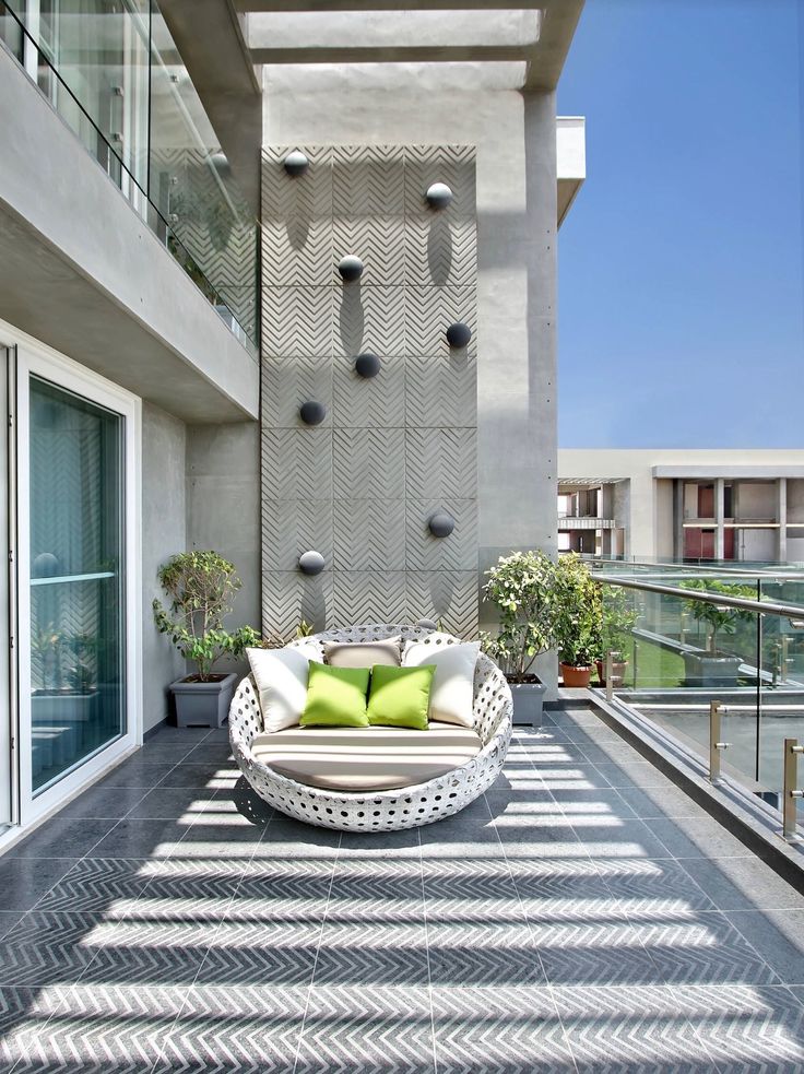 Gạch ốp tường vân xương cá cho sân thượng tạo hiệu ứng chiều sâu, sang và rất “ăn” ánh sáng.