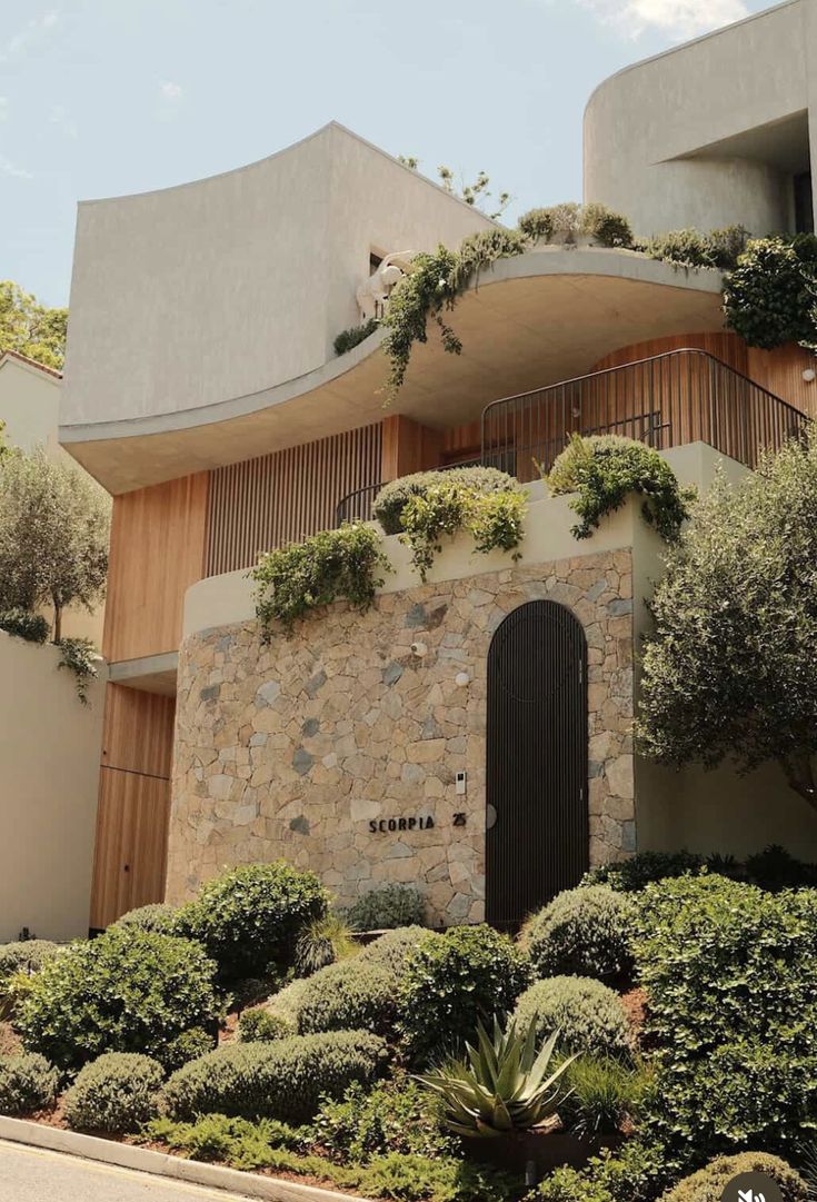 Gạch ốp mặt tiền villa nghỉ dưỡng giả đá tự nhiên, bề mặt thô mộc giúp công trình hòa vào cảnh quan và bền đẹp theo thời gian.