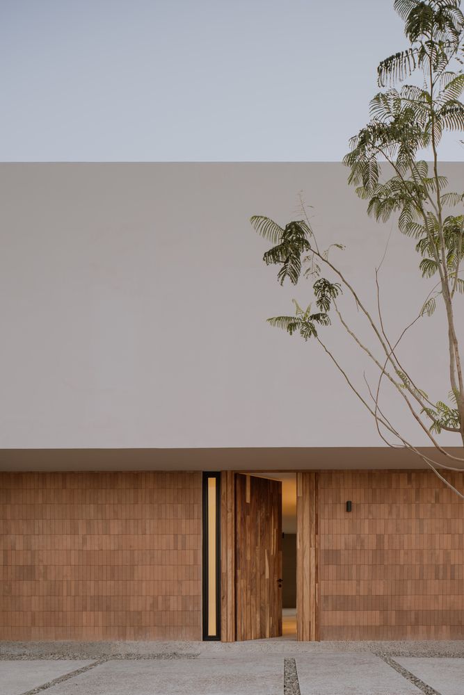 Gạch ốp mặt tiền nhà hàng hiện đại dạng gạch thẻ tông đất, mang cảm giác ấm áp, mộc mạc và rất hợp kiến trúc tối giản.