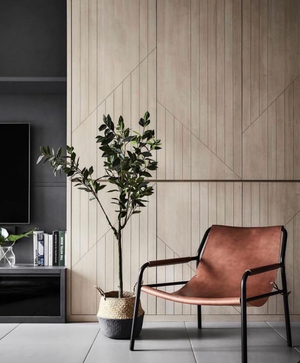 Gạch ốp tường kẻ line tối giản (tông be sáng): tinh tế, dễ phối TV/kệ trang trí, không bị lỗi mốt.