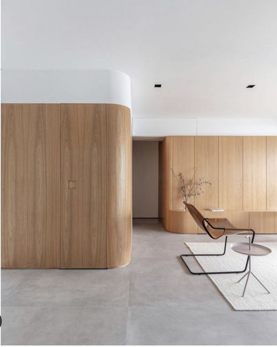 Ốp tường giả gỗ bo cong + nền xám nhạt