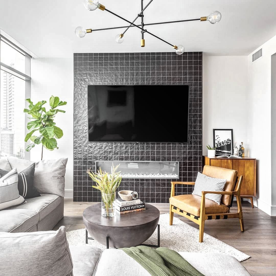 Gạch mosaic vuông men bóng màu đen, hiệu ứng phản chiếu sang, nhìn “art” và nổi khối rõ.