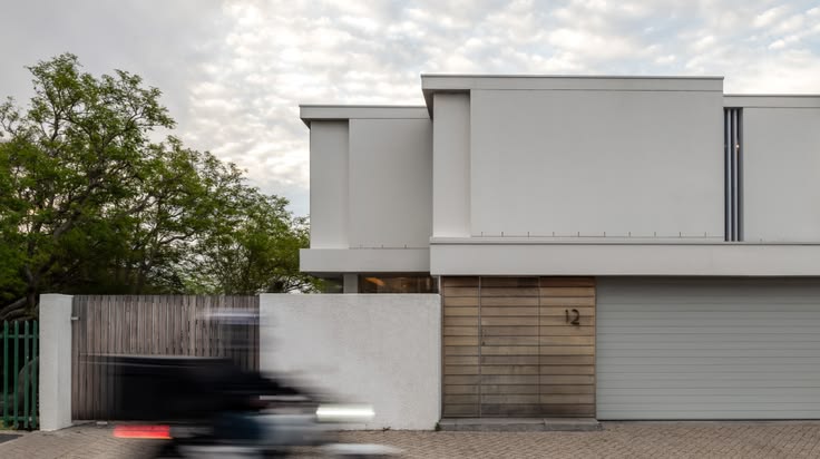 Gạch cement trắng bề mặt mịn, tạo tổng thể kiến trúc tinh giản và thanh lịch.