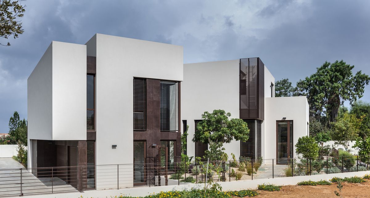 Mặt tiền ốp gạch trắng trơn khổ lớn, đường ron tối giản giúp công trình liền mạch, sạch sẽ.