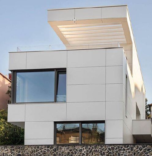 Gạch cement trắng phối kính và kim loại đen, tạo tương phản sang trọng và đương đại.