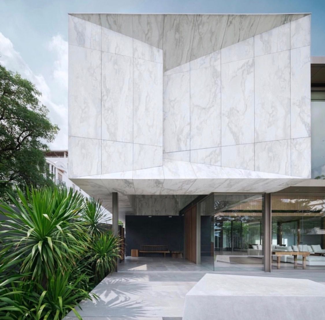 Gạch marble trắng vân xám nhẹ giúp công trình trở nên thanh thoát, phản chiếu ánh sáng tự nhiên, mang lại cảm giác cao cấp.