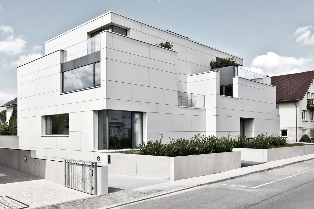 Gạch trắng ốp mảng lớn giúp công trình trông cao ráo và gọn gàng hơn.