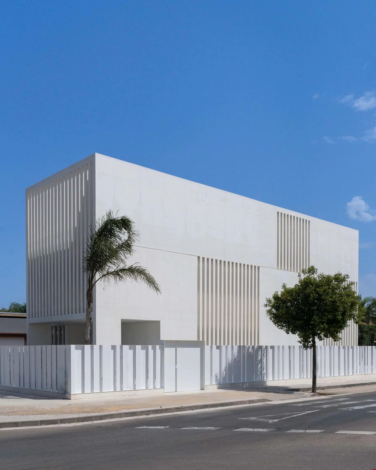 Gạch trắng bề mặt mịn ốp full mặt tiền, thiết kế hình khối vuông vức mang phong cách minimal hiện đại.