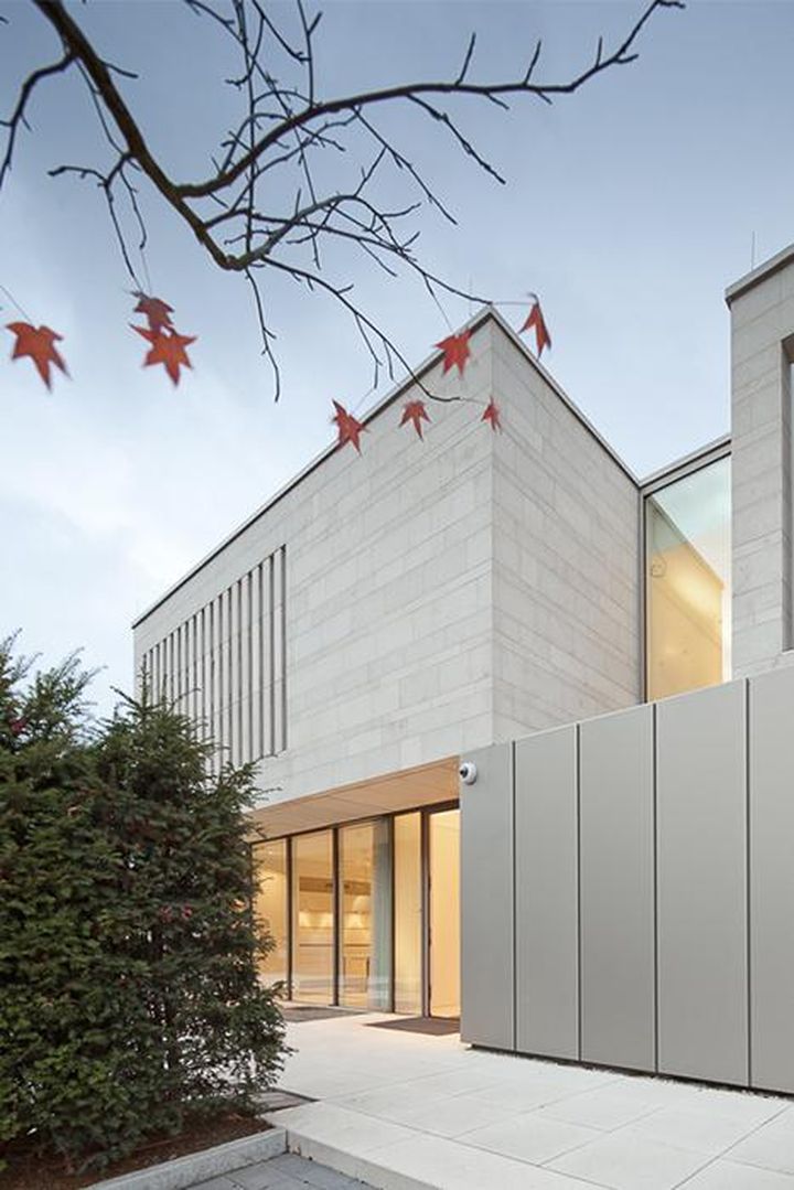 Gạch trắng trơn ốp khổ lớn, đường ron tối giản giúp tổng thể công trình liền mạch và sang trọng.