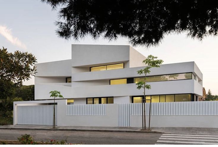 Mặt tiền gạch trắng mờ kết hợp hệ lam đứng tạo chiều sâu và hiệu ứng ánh sáng tự nhiên đẹp mắt.