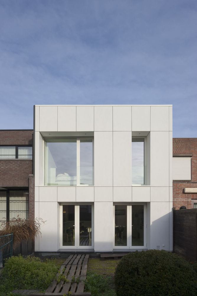 Gạch ốp trắng tinh khối hộp, thiết kế tối giản phù hợp nhà phố phong cách contemporary.