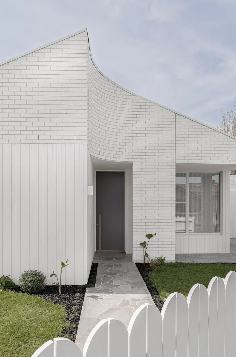 Gạch thẻ trắng uốn cong theo kiến trúc mái vòm mềm mại, tăng hiệu ứng thị giác độc đáo và tinh tế.