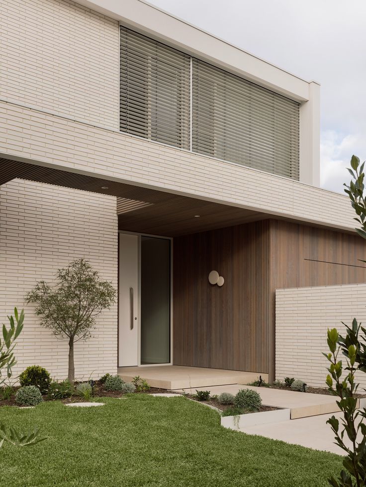 Gạch thẻ trắng kích thước nhỏ giúp bề mặt công trình sắc nét, đồng đều và dễ bảo trì lâu dài.