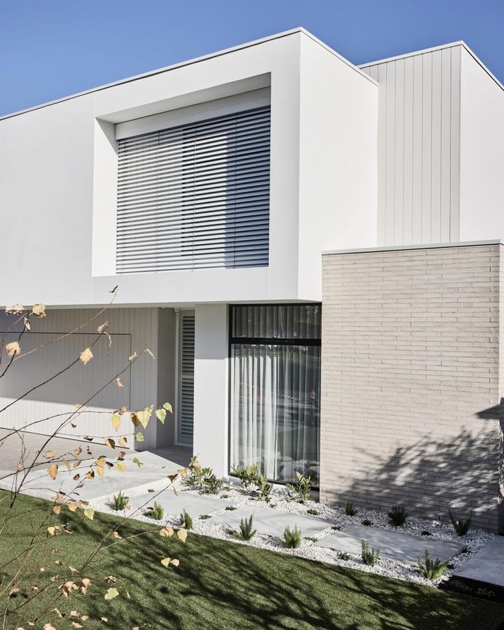 Phối cảnh nhà hiện đại sử dụng subway tiles trắng kết hợp cửa kính lớn, tối ưu ánh sáng và mở rộng không gian.