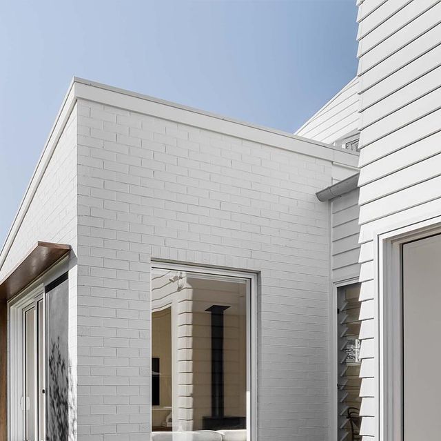 Mặt tiền tối giản với gạch subway trắng bề mặt matt, chống bám bẩn tốt và giữ màu bền đẹp ngoài trời.