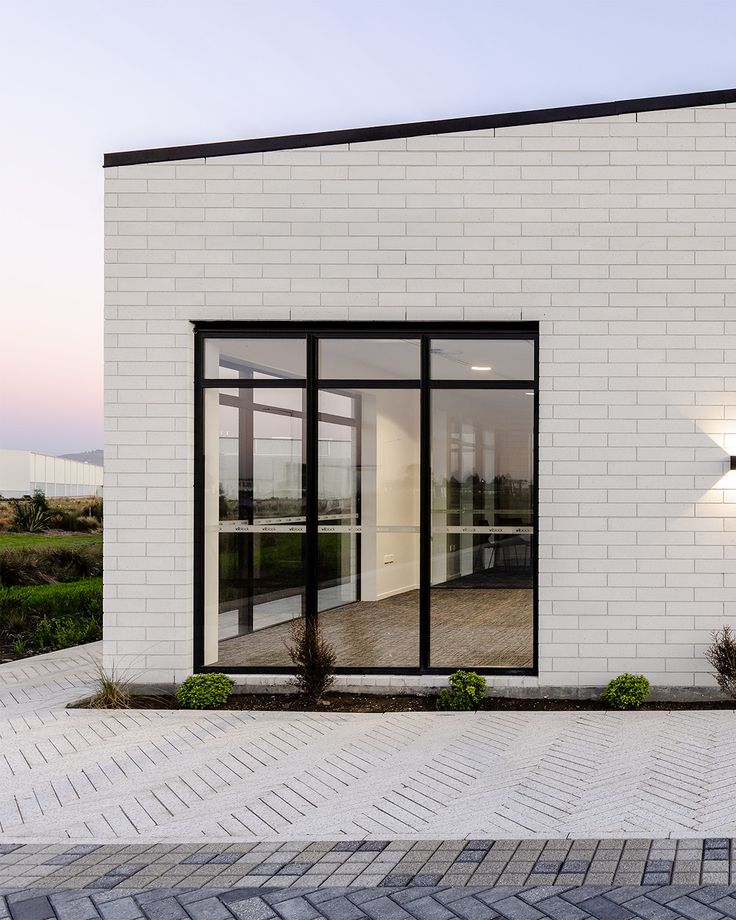 Gạch thẻ trắng ốp kết hợp sân lát xương cá, tạo tổng thể hài hòa – hiện đại – chuẩn xu hướng 2026.