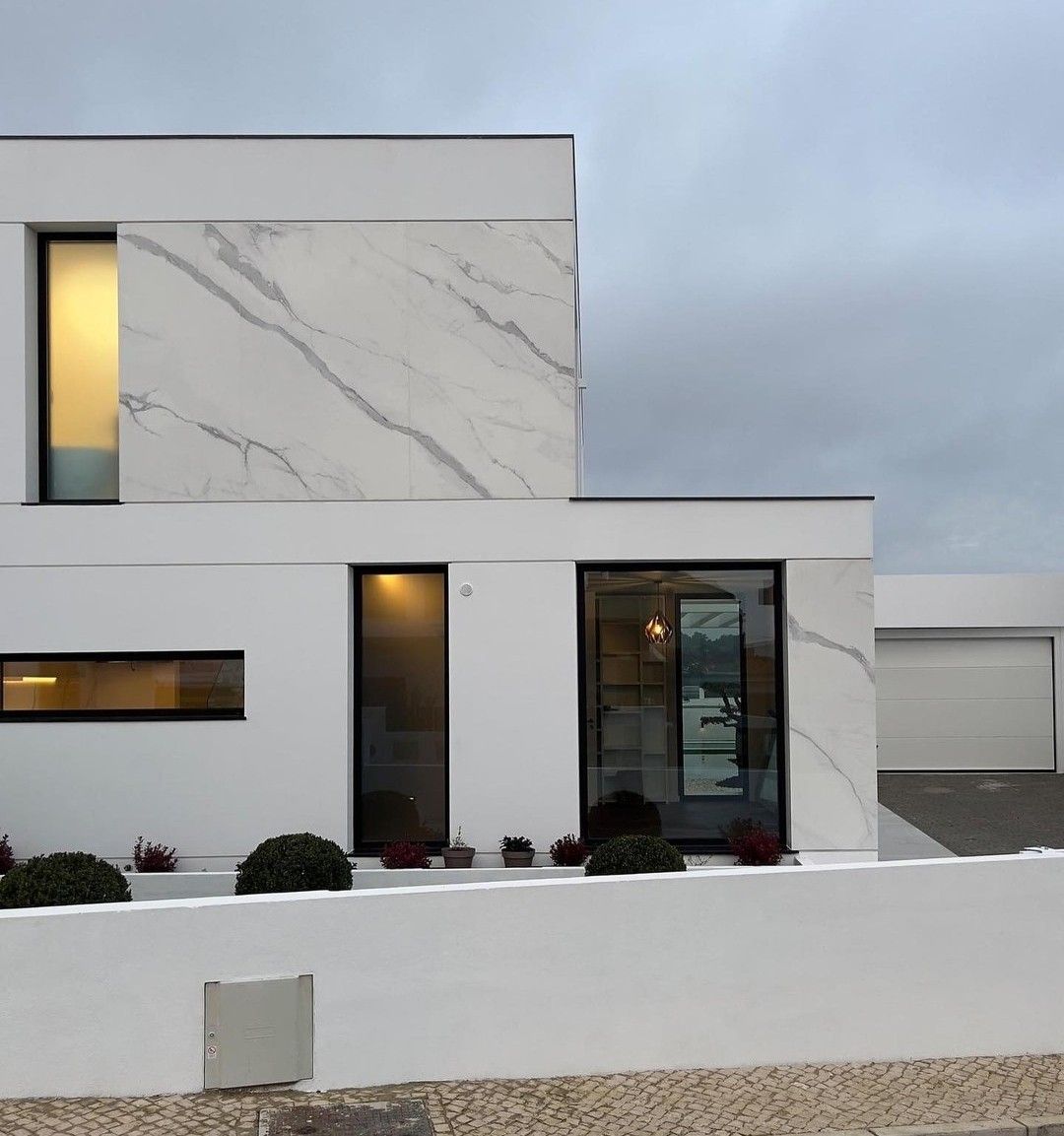 Gạch marble trắng phối mảng đen tương phản tạo tổng thể sang trọng, mạnh mẽ và đậm chất kiến trúc đương đại.