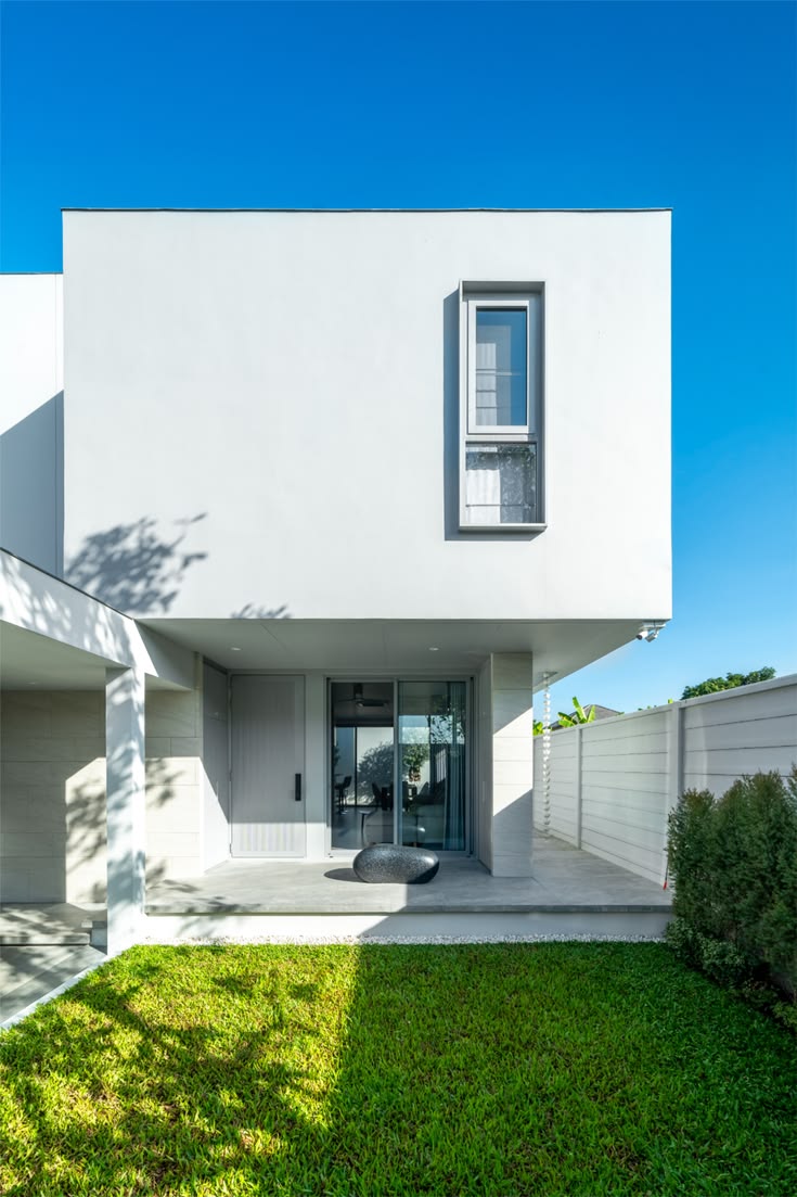 Mặt tiền trắng kết hợp chi tiết kim loại tối màu mang lại diện mạo cao cấp, bền vững theo thời gian.