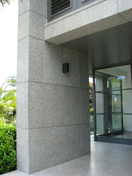 ông xám terrazzo dễ phối cùng kính, gỗ và kim loại, tạo nên mặt tiền hài hòa và cao cấp.