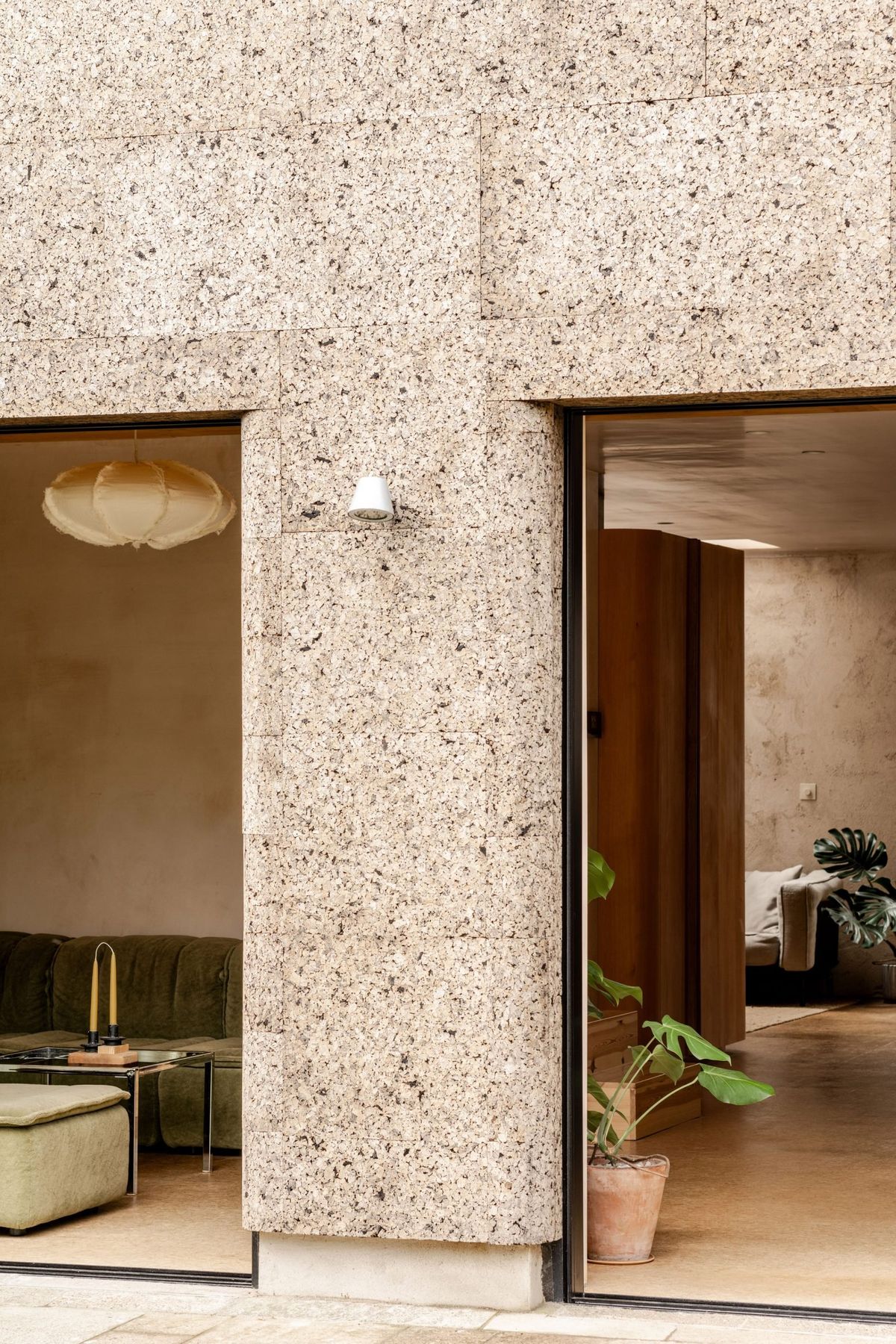 Terrazzo ngoài trời có độ cứng cao, chịu nắng mưa tốt, giữ màu ổn định theo thời gian.