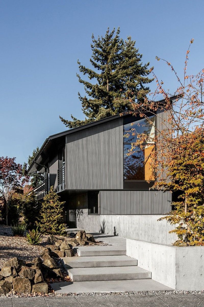 Bề mặt ốp xám đậm dạng lam dọc mang phong cách đương đại, phù hợp nhà phố và biệt thự tối giản.