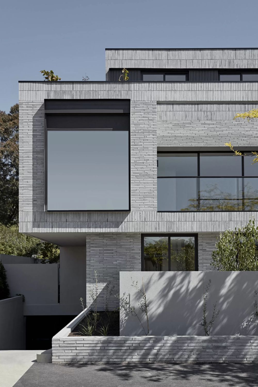 Bề mặt men mịn giúp dễ vệ sinh, hạn chế bám bẩn.