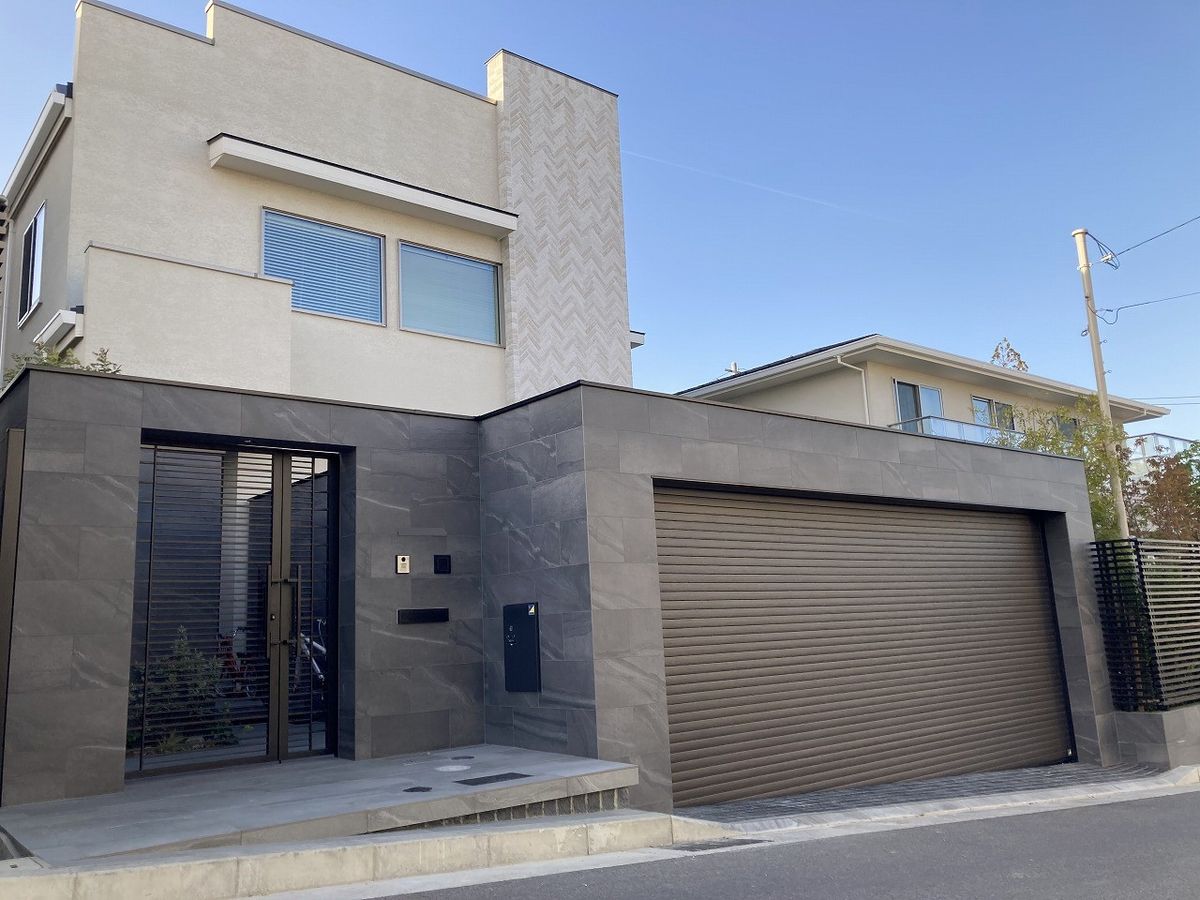 Nên xem mẫu thực tế ngoài trời vì màu xám thay đổi theo ánh sáng ngày – đêm.