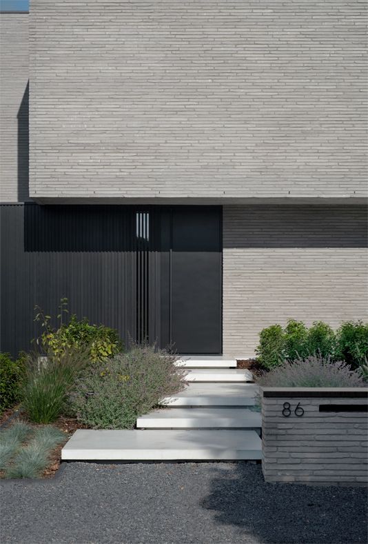 Thi công đúng keo dán và chống thấm giúp gạch bền màu, hạn chế bong rộp.