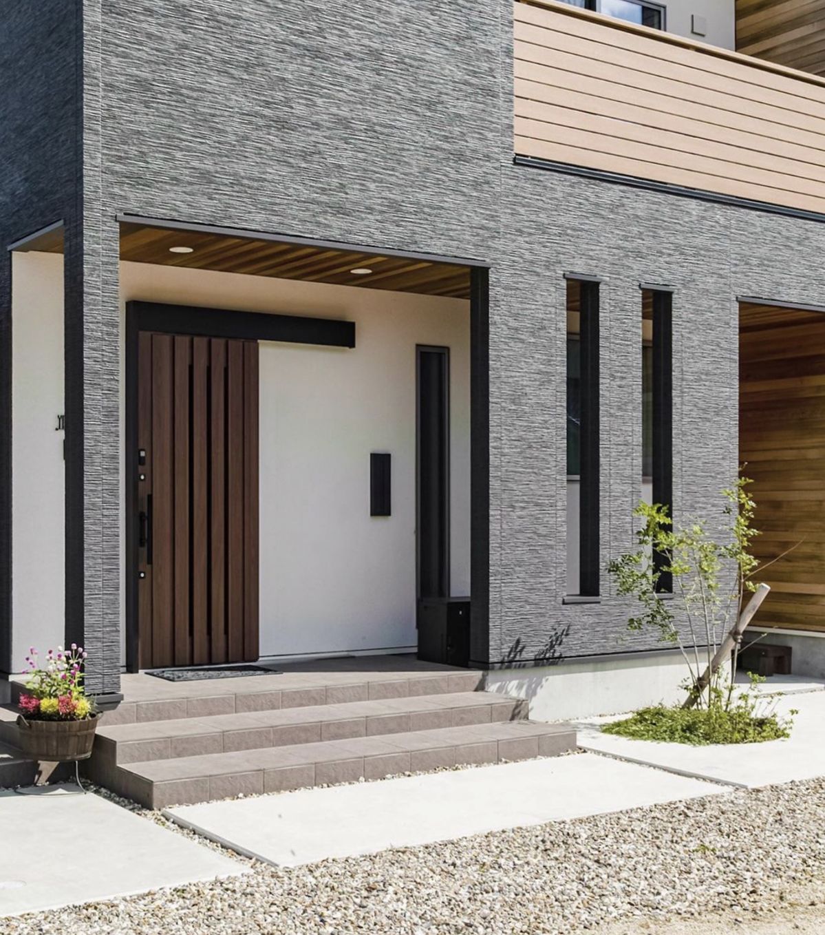 Gạch xám vân nhẹ giúp tôn lên đường nét kiến trúc khối vuông, mang lại vẻ sang trọng bền vững theo thời gian.