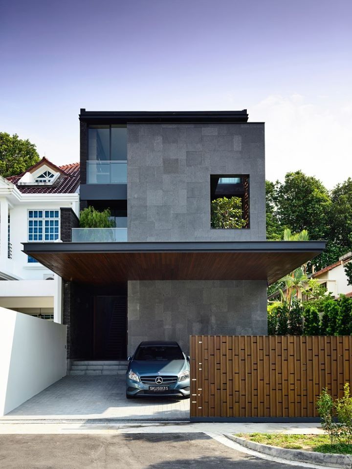 Ốp gạch xám khổ lớn giúp mặt tiền liền mạch, tạo cảm giác công trình cao ráo và gọn gàng.