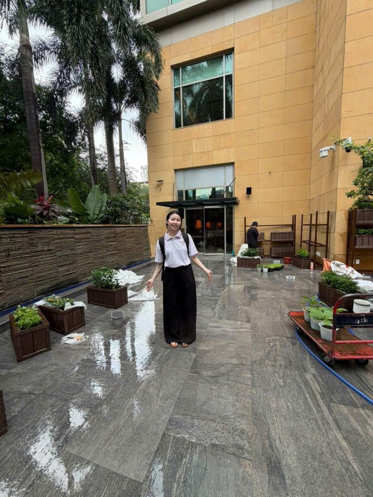 Khu sân ngoài trời JW Marriott Hotel Saigon sử dụng gạch ốp lát cao cấp chống trơn trượt cho không gian ngoại thất