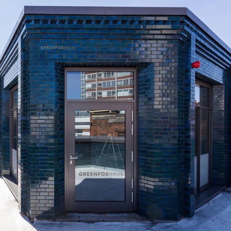 Gạch ốp mặt tiền màu xanh dương navy dạng thẻ