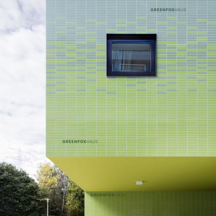 Mặt tiền ốp gạch xanh chuyển sắc từ mint nhạt đến xanh biển nhẹ