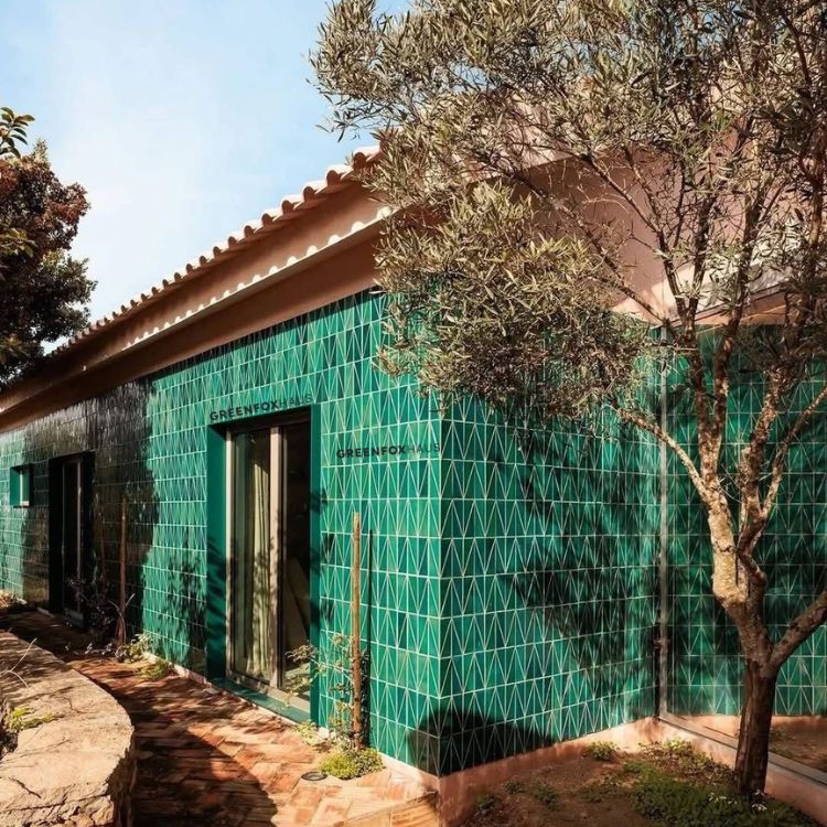 Gạch ốp mặt tiền màu xanh ngọc họa tiết hình học