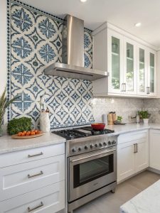 Gạch họa tiết được sử dụng tại khu vực backsplash bếp, vừa bảo vệ tường vừa tạo điểm nhấn thẩm mỹ