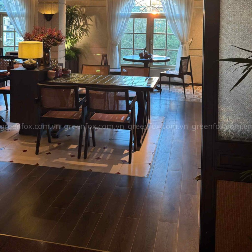 Gạch giả gỗ lát nền cao cấp cho không gian nhà hàng sang trọng Quận 1.