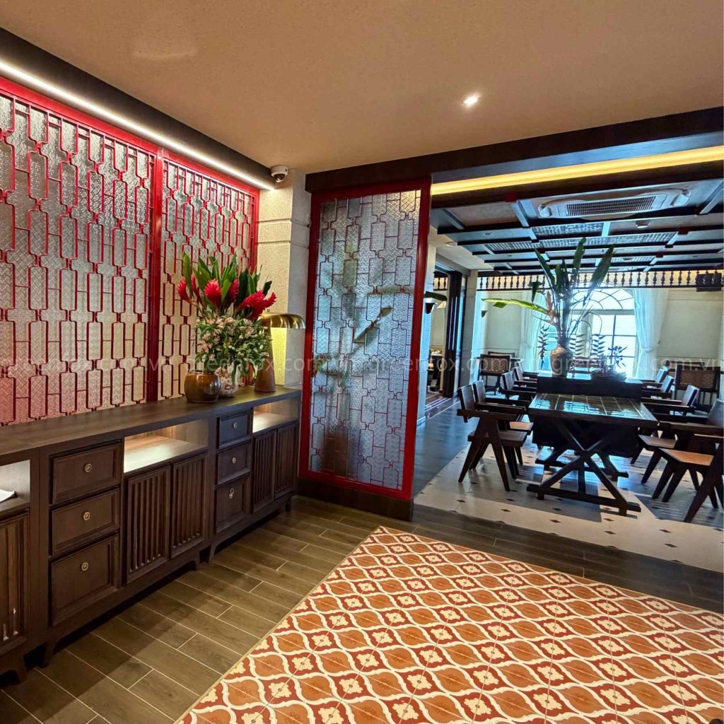 Sự kết hợp hoàn hảo giữa gạch bông trang trí và gạch giả gỗ lát nền tại nhà hàng SON