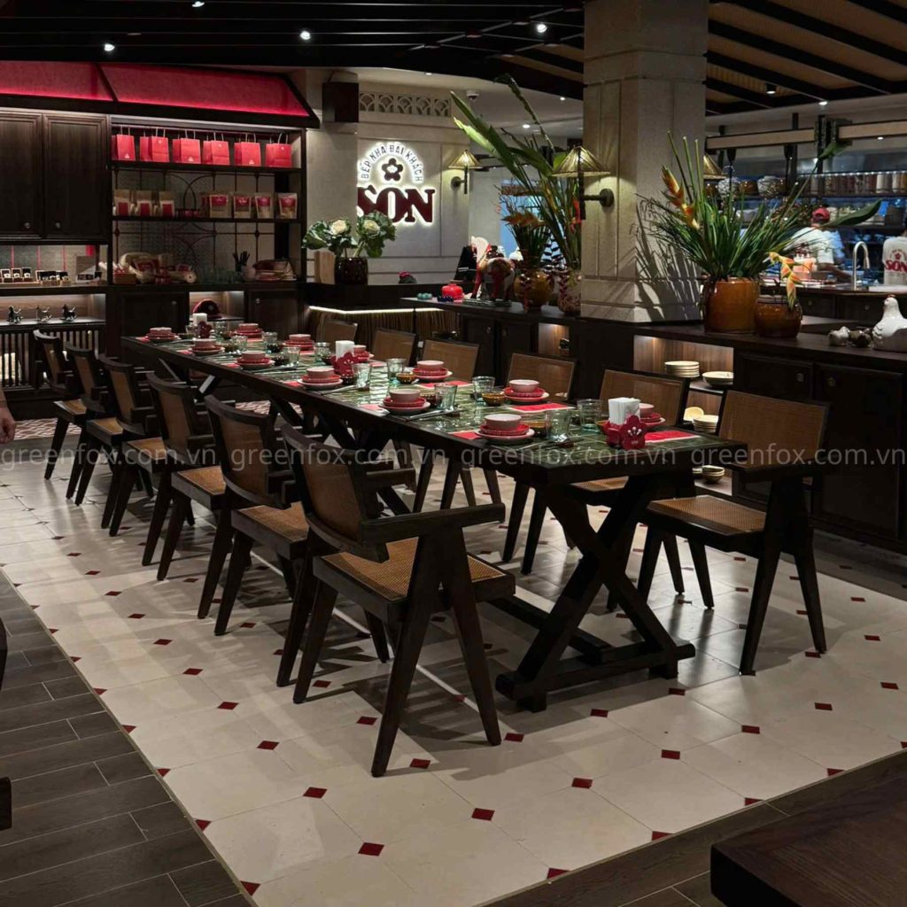 Sàn gạch bông trang trí phối cùng gạch giả gỗ tại sảnh nhà hàng SON Greenfox.