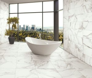 Gạch ốp tường nhà vệ sinh 30×60 vân marble trắng mang đến không gian phòng tắm sang trọng, thoáng sáng, đặc biệt phù hợp với thiết kế cửa kính lớn và ánh sáng tự nhiên.