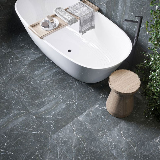 Gạch lát nền vân đá tối màu mang lại cảm giác sang trọng, sạch sẽ, phù hợp không gian phòng tắm hiện đại.