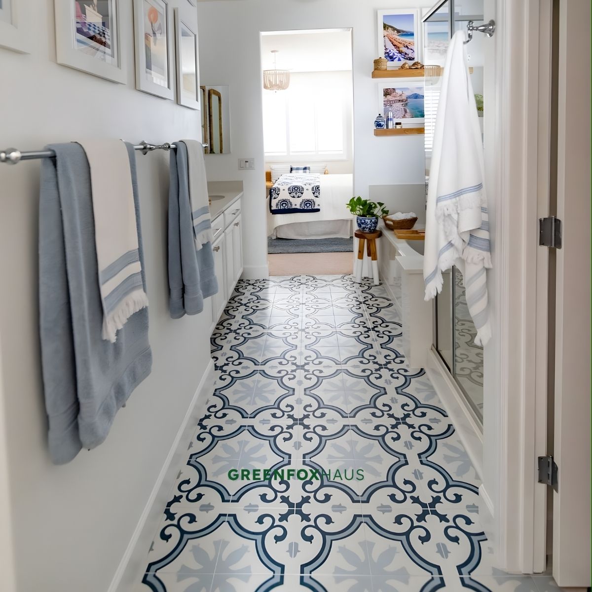 gạch bông cổ điển hoa văn đối xứng xanh trắng lát nền hành lang phòng tắm phong cách retro 90s