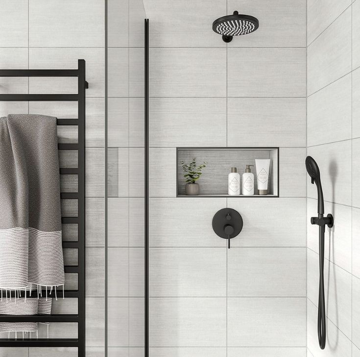 Mẫu gạch 30×60 màu xám xi măng với bề mặt matt giúp không gian phòng tắm sạch sẽ, tinh gọn và dễ phối với thiết bị vệ sinh màu đen.