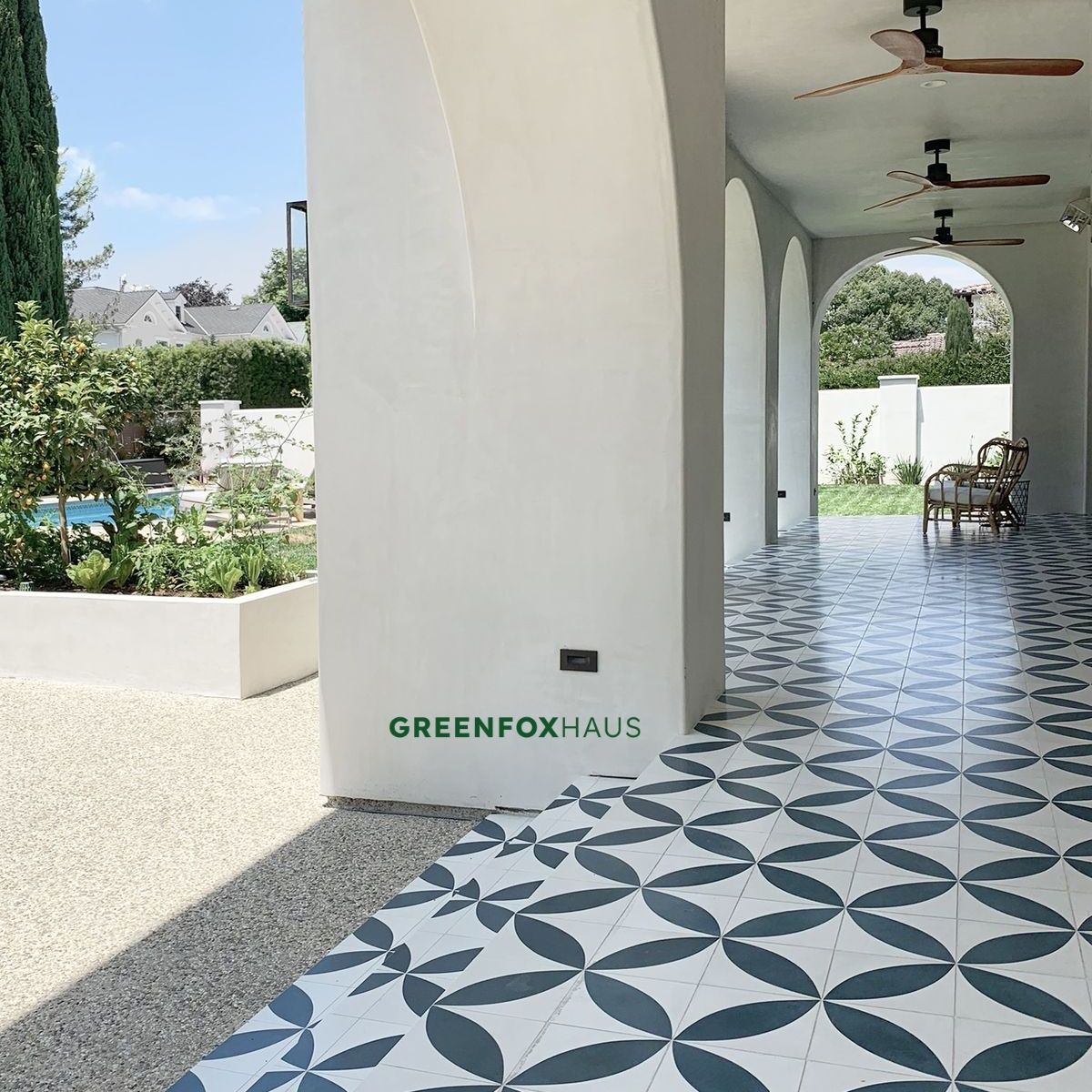 gạch bông lát sàn họa tiết cánh quạt xám trắng phong cách cổ điển cho hành lang ngoài trời