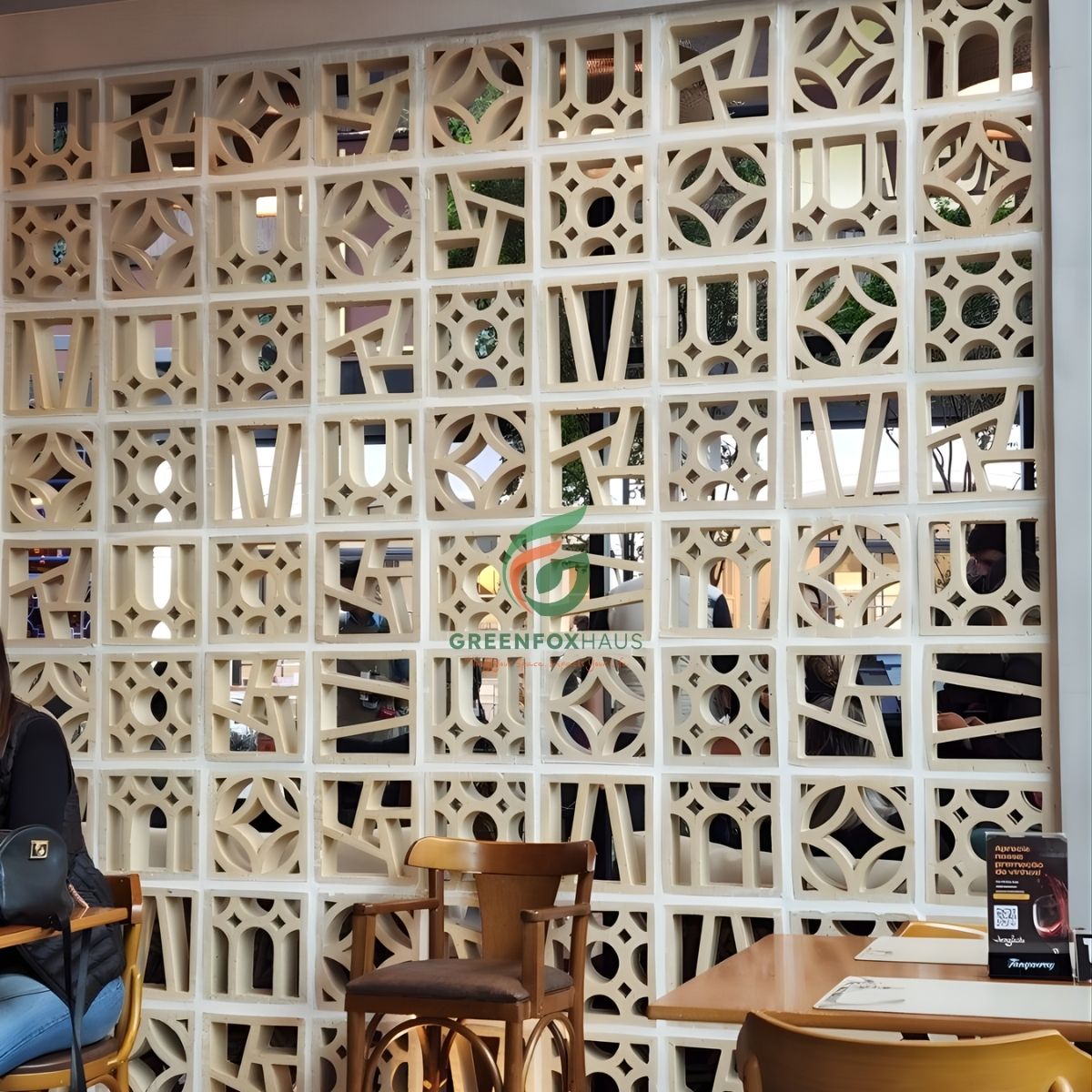 gạch bông gió hoa văn nghệ thuật làm vách ngăn quán cà phê phong cách hiện đại